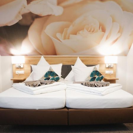 Outlet Hotel Метцинген Екстер'єр фото