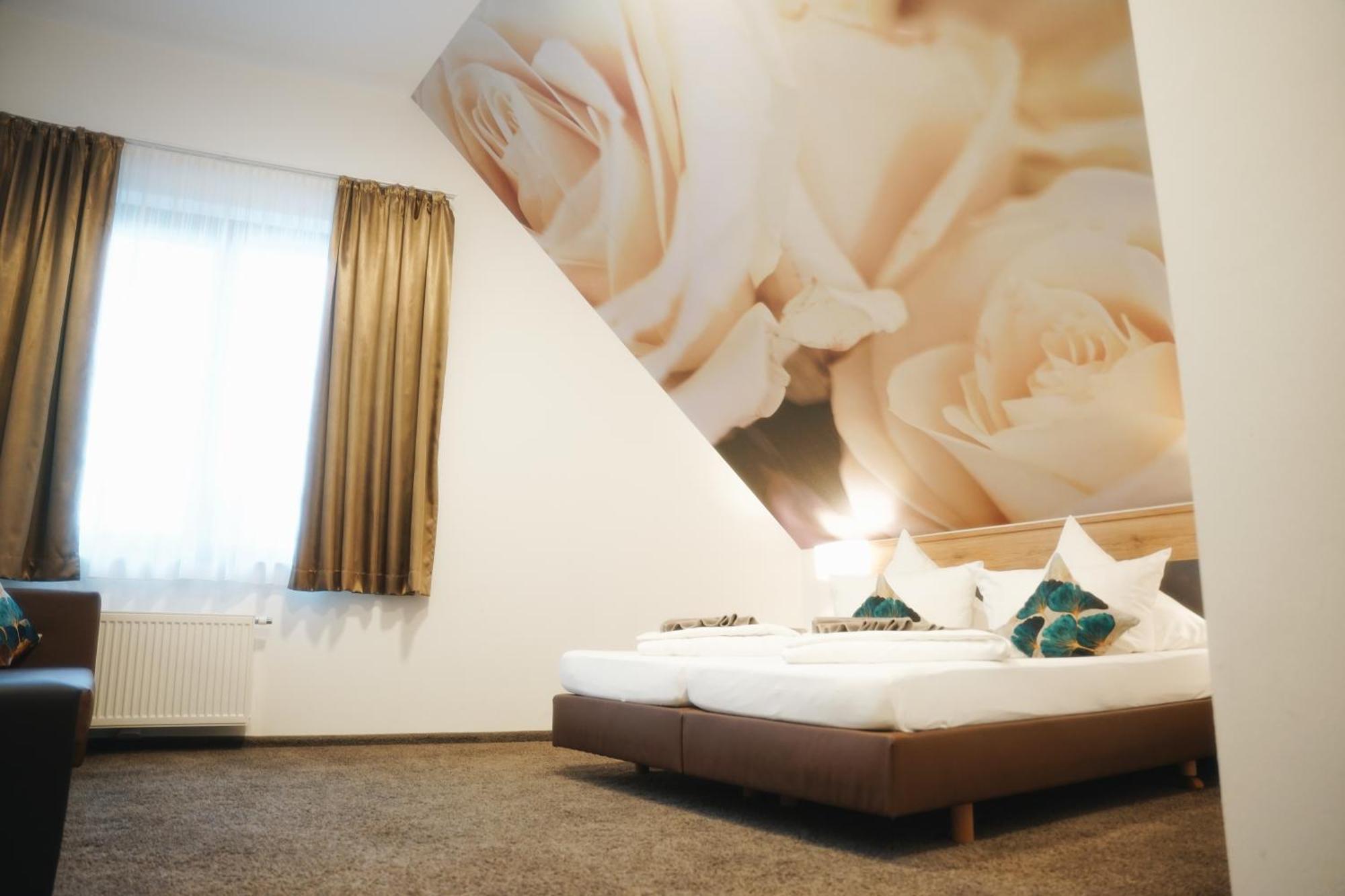 Outlet Hotel Метцинген Екстер'єр фото
