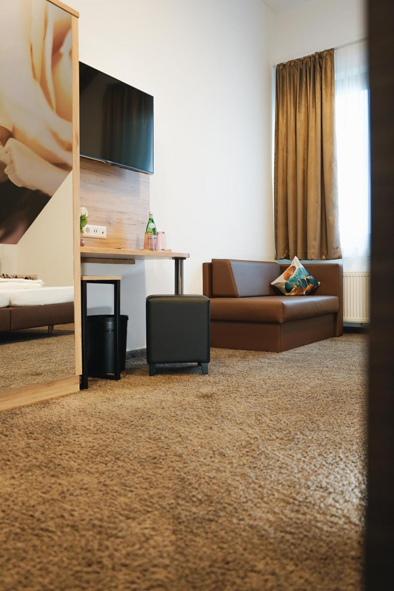Outlet Hotel Метцинген Екстер'єр фото
