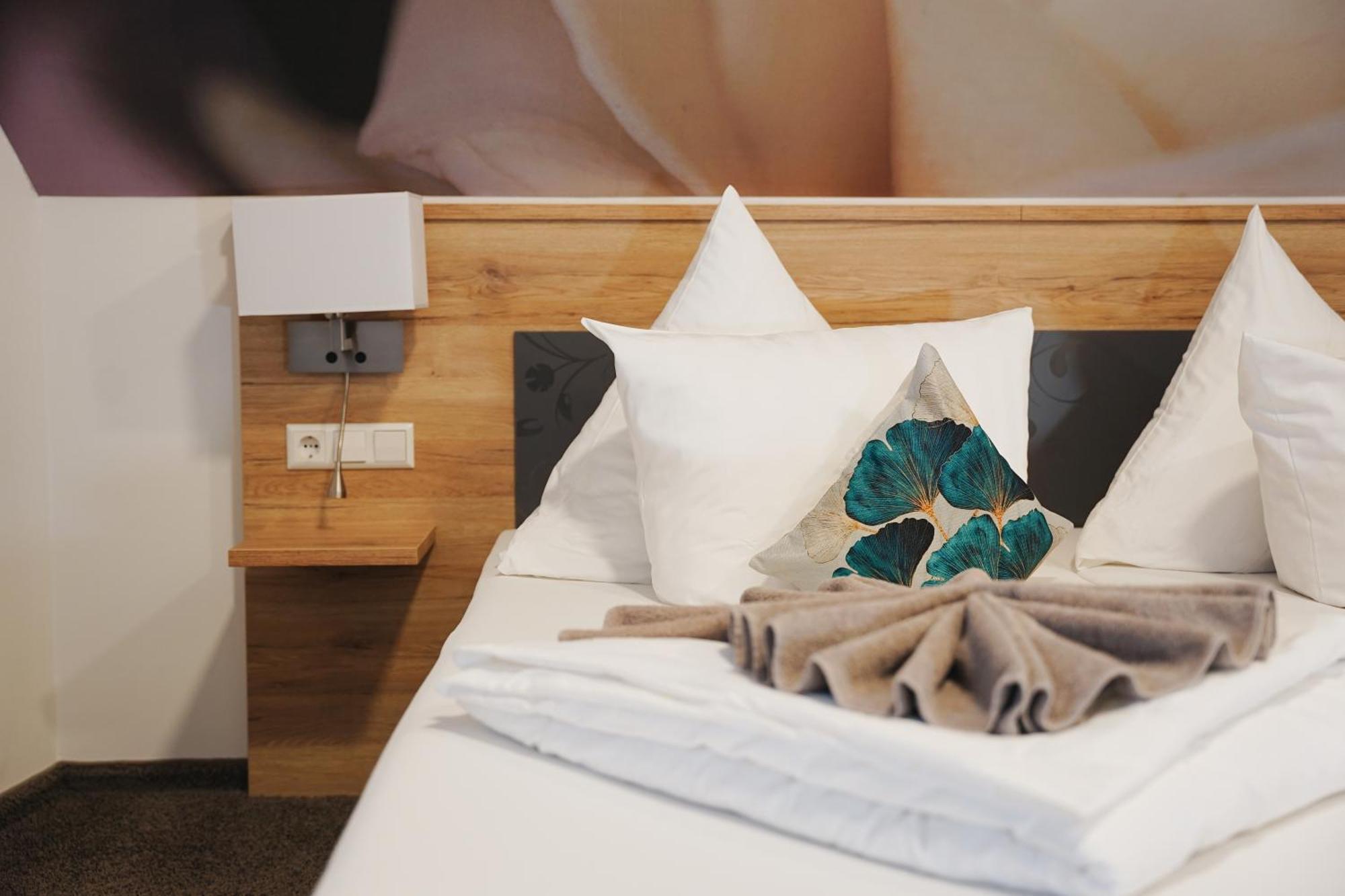 Outlet Hotel Метцинген Екстер'єр фото