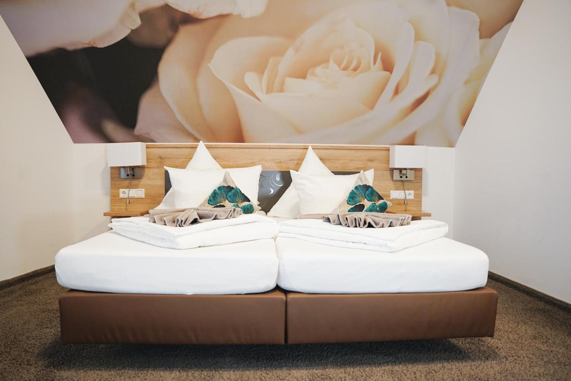 Outlet Hotel Метцинген Екстер'єр фото