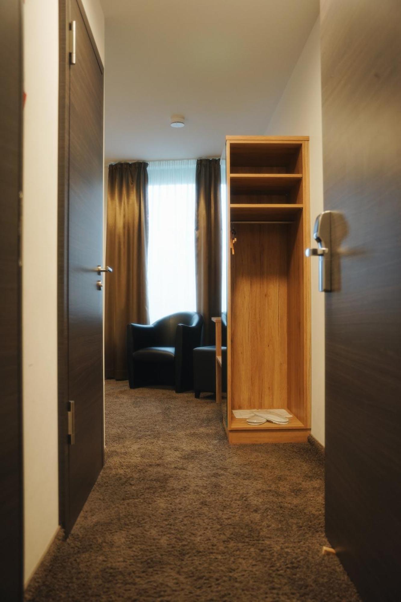 Outlet Hotel Метцинген Екстер'єр фото
