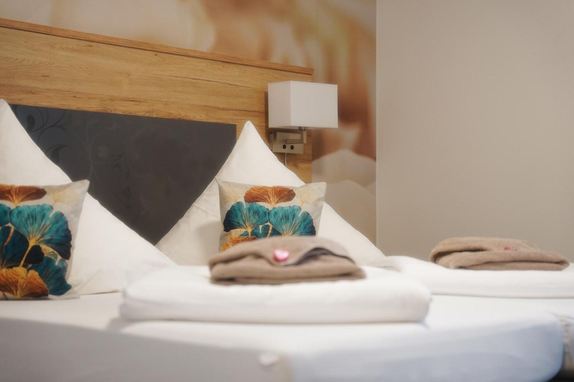 Outlet Hotel Метцинген Екстер'єр фото