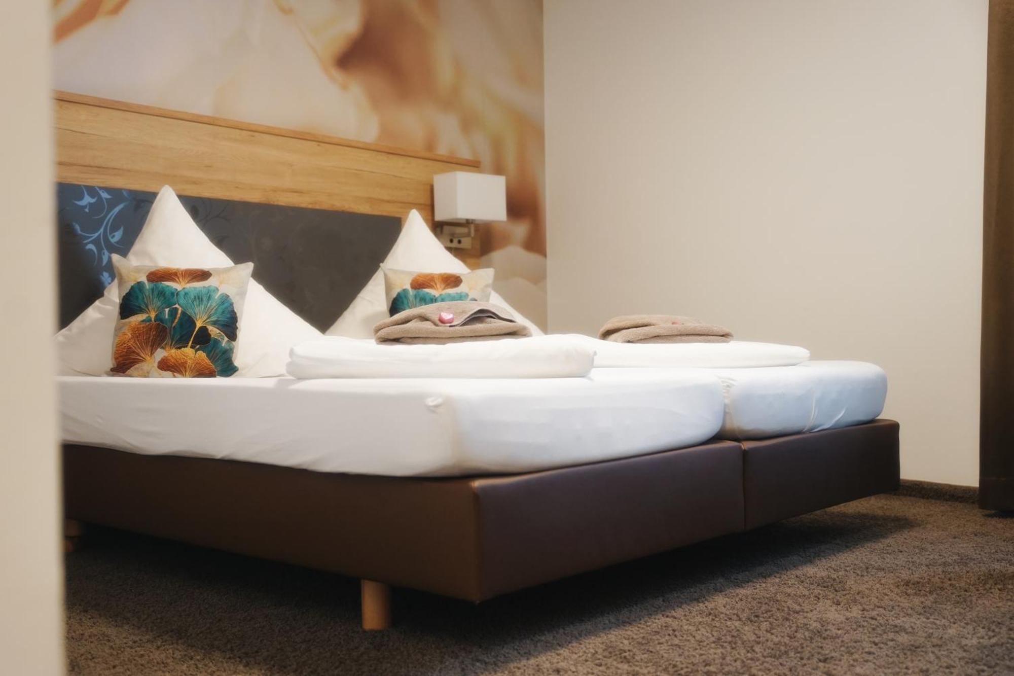 Outlet Hotel Метцинген Екстер'єр фото