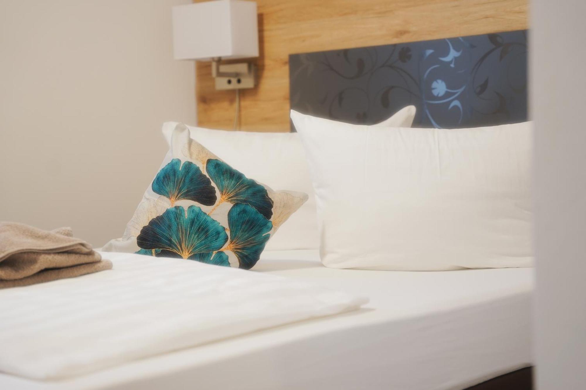 Outlet Hotel Метцинген Екстер'єр фото